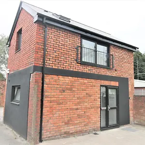 The Coach House - Free Private Parking - By Promise , Cardiff United Kingdom